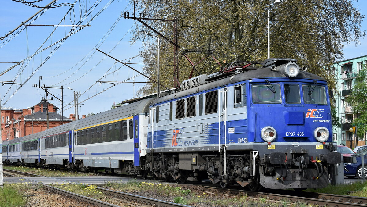 PKP Intercity spółka z o.o. mit ihrer  EP07-435  (NVR:  PL-PKPIC 91 51 1 140 101-3 ) und IC bei der Ausfahrt am 04.05.23 Bahnhof Kostrzyn nad Odrą (Polen).