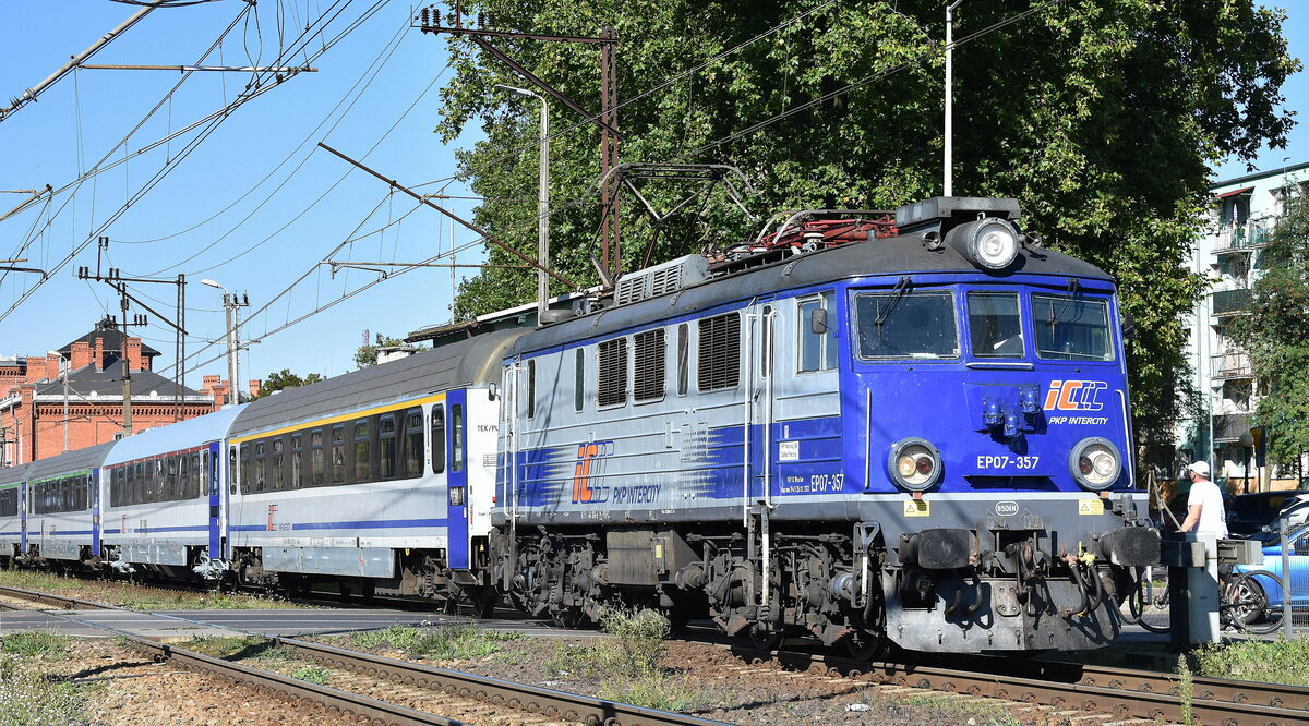 PKP Intercity spółka z o.o., Warszawa mit ihrer  EP07-357  (NVR:  91 51 1 140 066-8 PL-PKPIC ) und einem Intercityzug Ausfahrt am 06.09.23 Bahnhof Kostrzyn nad Odrą.