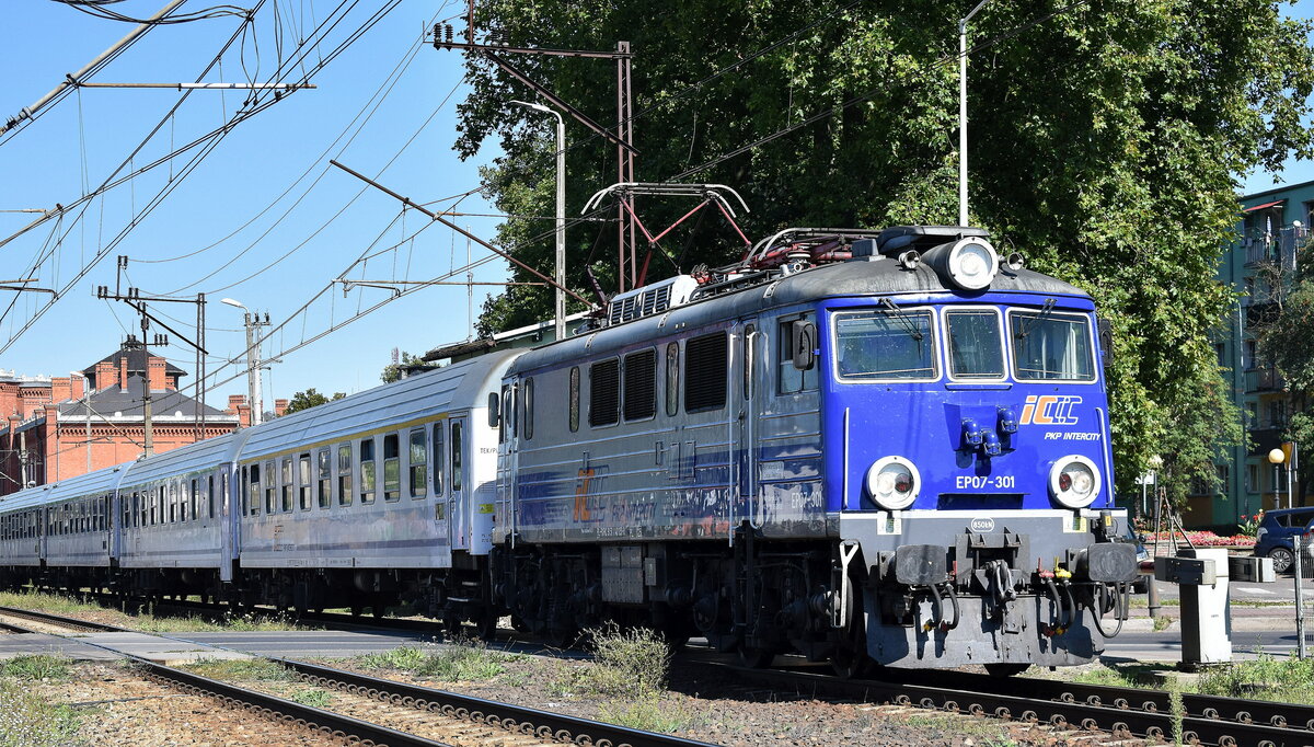 PKP Intercity spółka z o.o., Warszawa mit ihrer  EP07-301  (NVR:  91 51 1 140 051-0 PL-PKPIC ) und einem Intercityzug Ausfahrt am 06.09.23 Bahnhof Kostrzyn nad Odrą.