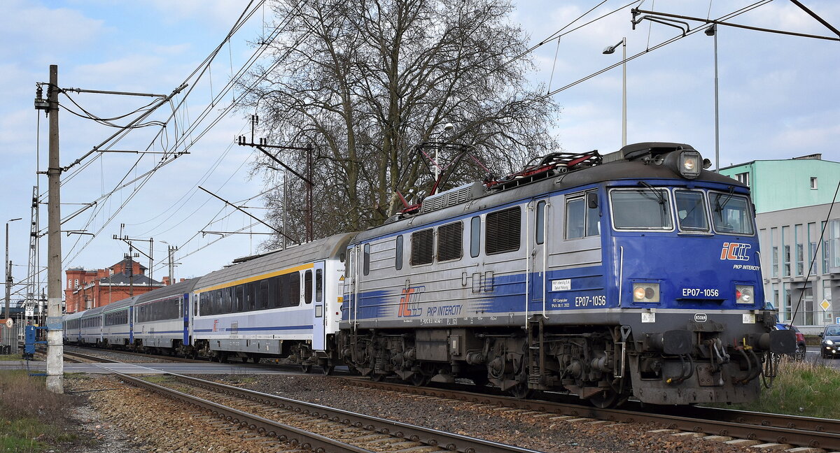 PKP Intercity spółka z o.o., Warszawa [PL] mit ihrer  EP07-1056  (NVR:  PL-PKPIC 91 51 1 140 046-0 ) und einem IC bei der Ausfahrt Bahnhof Kostrzyn nad Odrą am 13.03.24