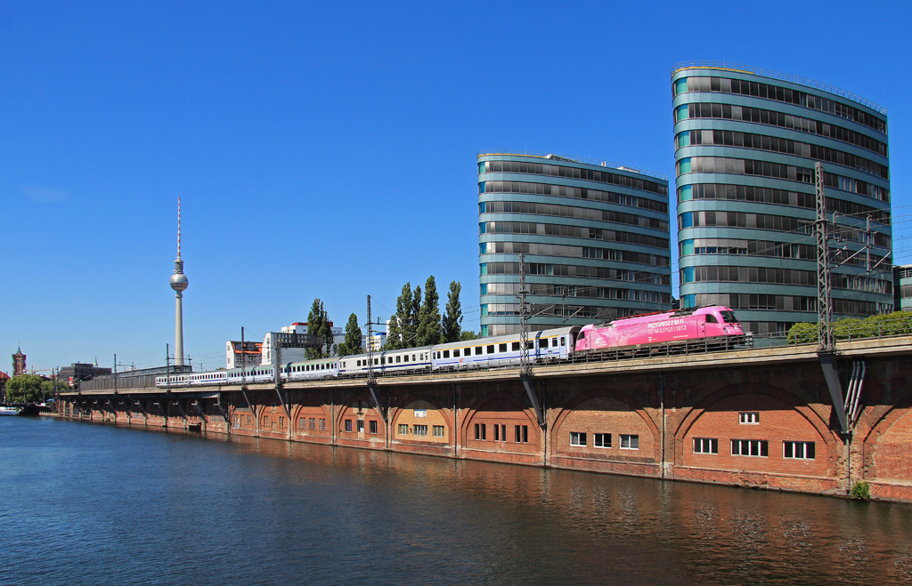 PKP-Lok 5 370 010 mit EC45 nach Warschau, am 05.06.2015 in Berlin-Jannowitzbrücke.