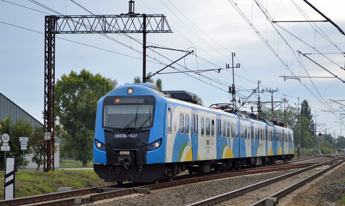 PKP Przewozy Regionalne Sp.z o.o. mit dem E-Triebzug  EN57AL-1527  (NVR:  94 51 2 122 345-3 PL-PREG..... ) kurz vor der Einfahrt im Bf. Kostrzyn am 30.09.20