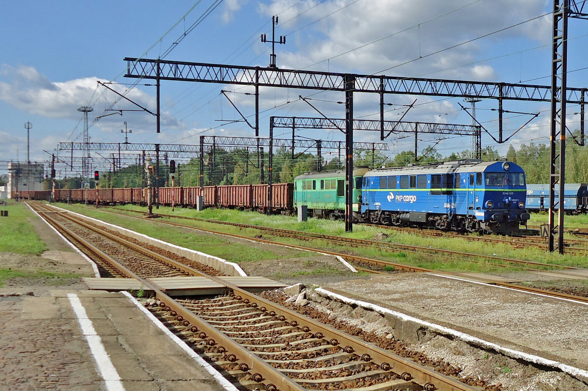 PKP SU46-029 treft am 23 September 2014 mit ein Kohlezug in Wegliniec ein.