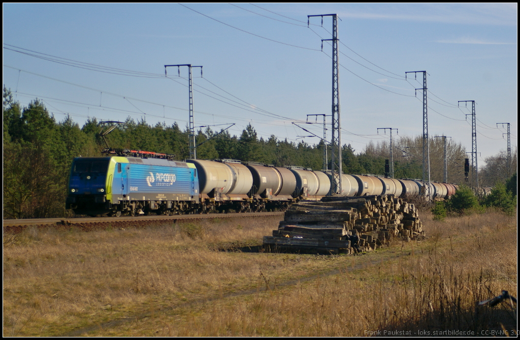 PKPC EU45-802 / ES 64 F4-802 mit Kesselwagen-Zug am 20.03.2014 durch die Berliner Wuhlheide