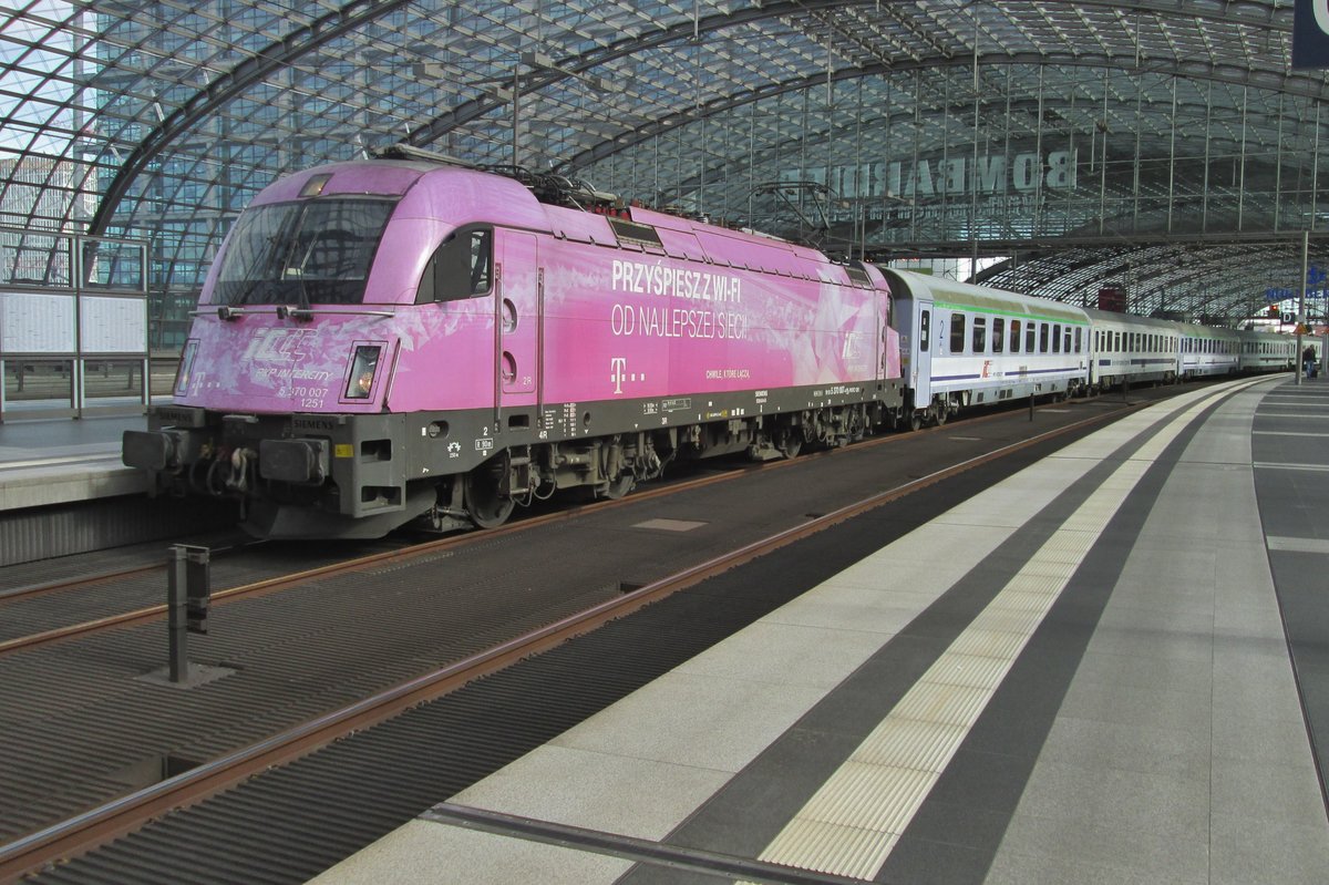 PKPIC 370 007 treft in Rosarote Werbung für Internet am Bord von Schnellzüge am 18 September 2016 in Berlin Hbf ein.