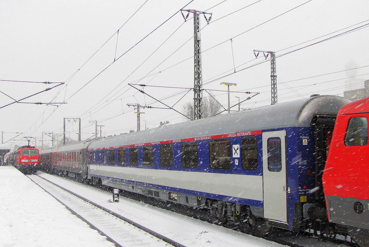 PL-PKPIC 61 51 88-90 002-6 WRmnouz 1251 im EN 452 von Moskva Belorusskaja nach Paris Est, am 20.12.2011 beim Halt in Frankfurt (M) Süd.