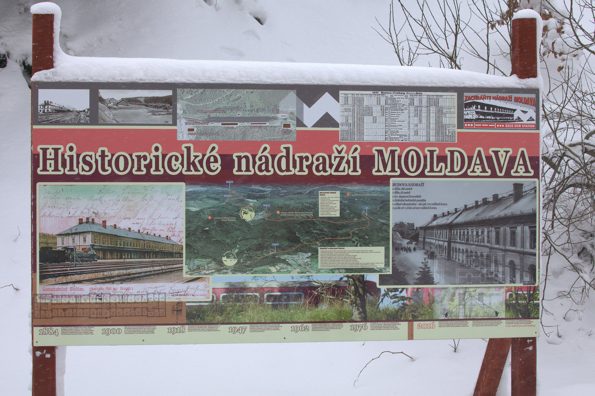 Plakat vor dem Bahnhof Moldava, weist auf die Geschichte der Strecke Nossen- Freiberg-Moldva- Brüx (Most) hin. 