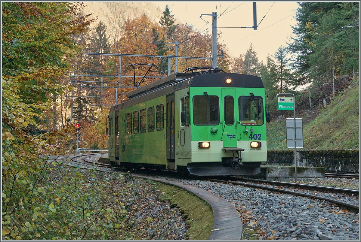 Plambuit - einer der zur Zeit zahlreichen ASD Endstationen... Unstabiles Gelände hat schon vor einiger Zeit die Strecke zwischen Exergilloud und Le Sépey (bzw. Les Planches) unterbrochen und nun hat die Forstwirtschaft beschlossen zwischen Plambuit und Exergilloud Waldarbeiten durchzuführen und dafür sicherheitshalber auch diesen Streckenabschnitt zeitweise gesperrt zu sperren. Plambuit ist ein kleiner Weiler weit weg vom Bahnhof mit sechs Bus-Verbindungen von Ollon und so gibt es am Bahnhof von Plambuit nichts, ausser viel Wald, und den ASD BDe 4/4 4/4 402, der auf die Rückfahrt nach Aigle wartet.
Standort des Fotografen: am Hang ausserhalb der Gleise bzw. des Kabelkanals. 

5. November 2021