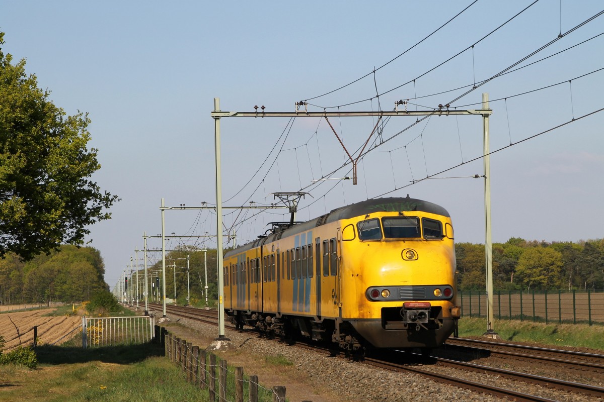 Plan V 465 mit Regionalzug RE 6855 Roermond-Maastricht Randwyck bei Sint Joost am 19-4-2014.