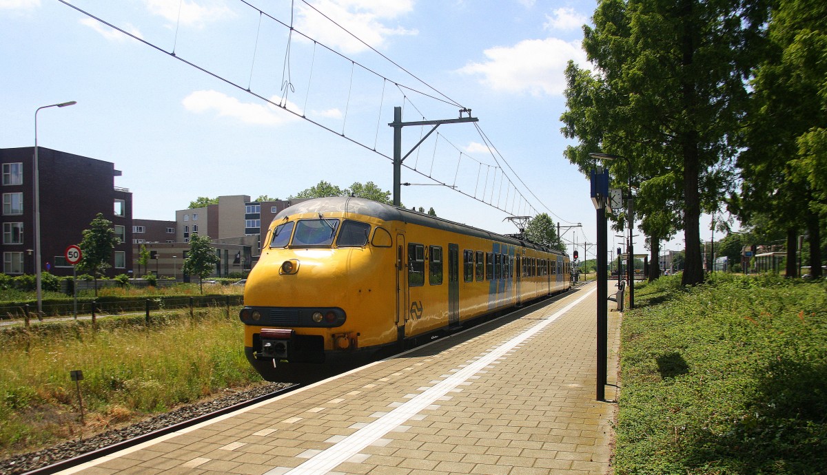 Plan V 472 mit Regionalzug aus Maastricht-Randwyck(NL) nach Roermond(NL) und fährt in Geleen-Lutterade ein und hält in Geleen-Lutterade(NL) und fährt dan weiter in Richtung Sittard(NL). Aufgenommen in Geleen-Lutterade(NL). Bei schönem Sonnenschein am Mittag vom 14.6.2015.