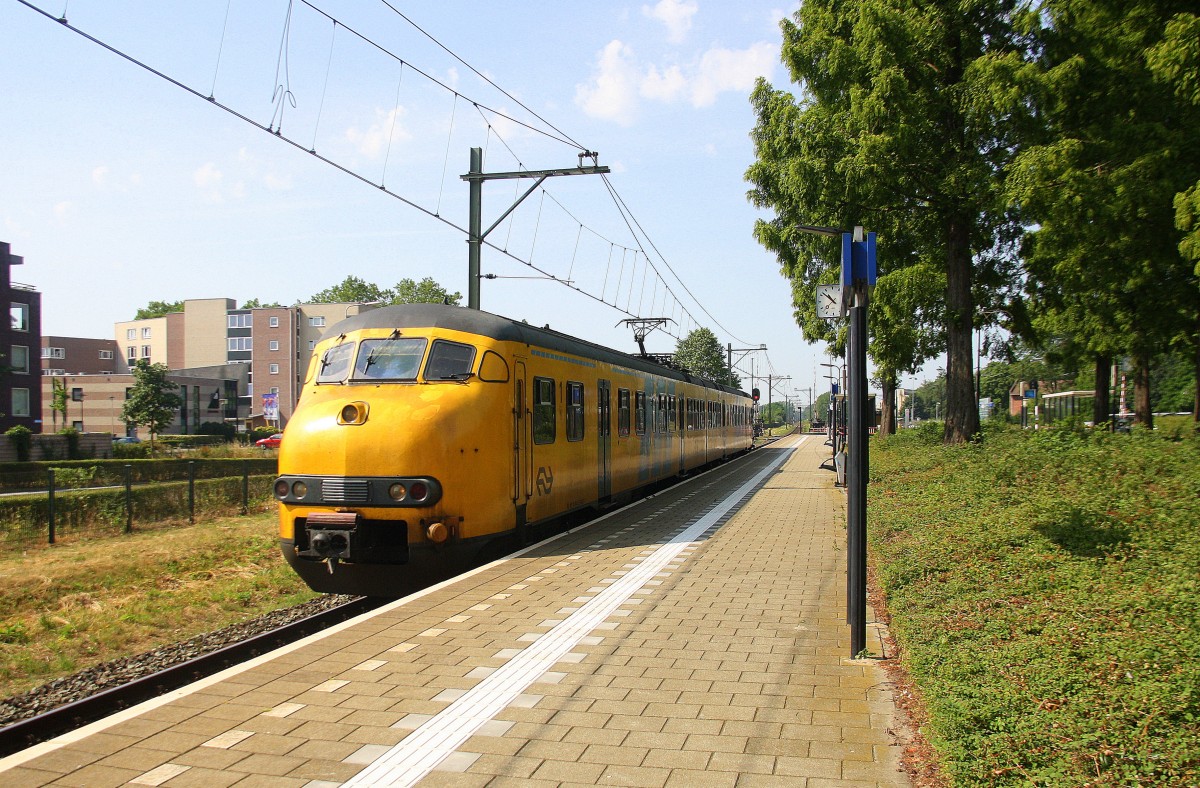Plan V 472 mit Regionalzug aus Maastricht-Randwyck(NL) nach Roermond(NL) und fährt in Geleen-Lutterade ein und hält in Geleen-Lutterade(NL) und fährt dann weiter in Richtung Sittard(NL). 
Aufgenommen in Geleen-Lutterade(NL).
Bei Sommerwetter am Morgen vom 4.7.2015.