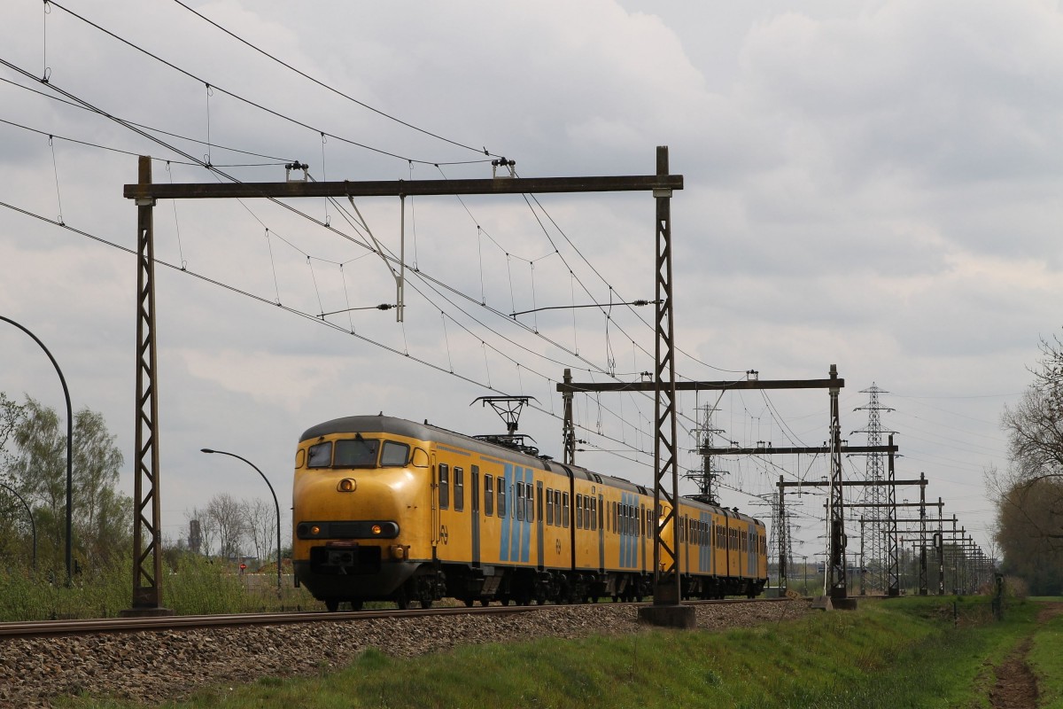 Plan V 479 en 480 mit Regionalzug RE 7052 Enschede-Apeldoorn bei Hengelo am 7-4-2014.