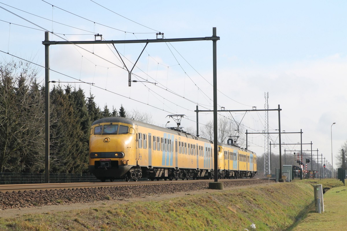 Plan V 480 und 965 mit Regionalzug 9638 Deurne-Nijmegen bei Deurne am 25-2-2015.