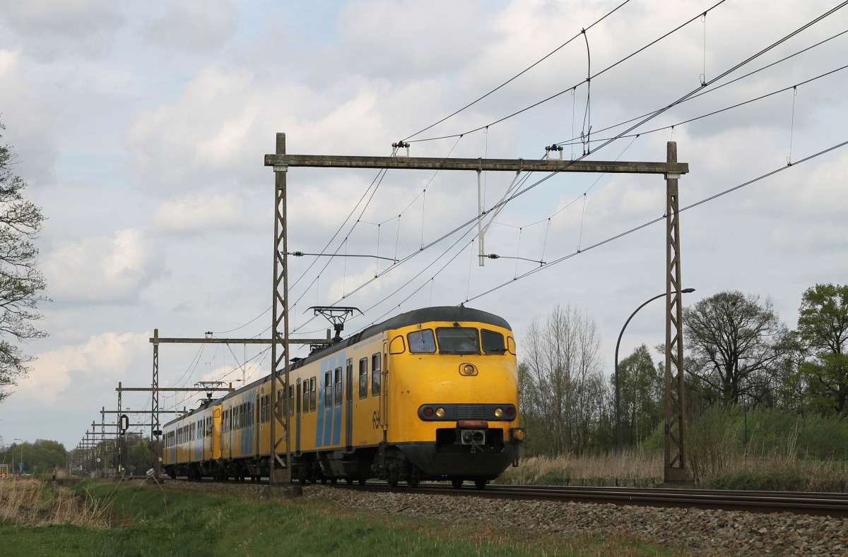 Plan V 480 en 443 mit Regionalzug RE 7037 Apeldoorn-Enschede bei Hengelo am 7-4-2014.