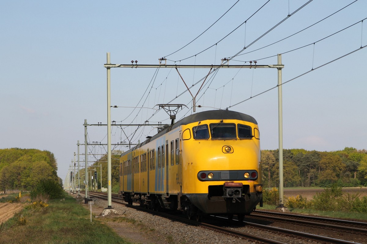 Plan V 480 mit Regionalzug RE 6853 Roermond-Maastricht Randwyck bei Sint Joost am 19-4-2014.