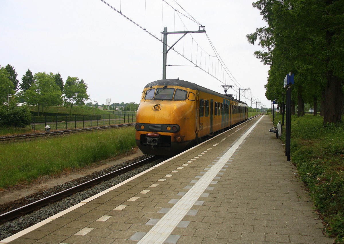 Plan V mit Regionalzug RE 6843 Roermond(NL) nach Maastricht-Randwyck(NL) und fährt in Geleen-Lutterade ein und hält in Geleen-Lutterade(NL) und fährt dann weiter in Richtung Maastricht(NL).
Aufgenommen in Geleen-Lutterade(NL). 
Bei Sonne und Regenwolken am Nachmittag vom 25.5.2015.