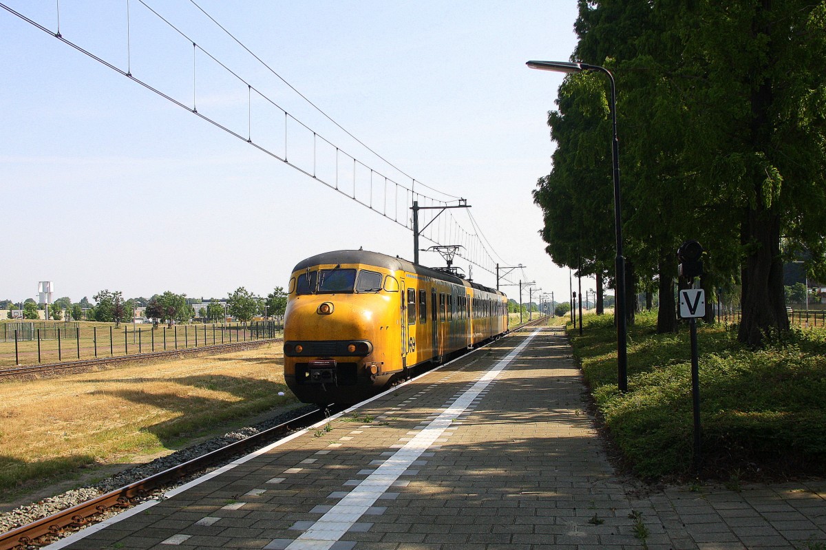 Plan V mit Regionalzug RE 6843 Roermond(NL) nach Maastricht-Randwyck(NL) und fährt in Geleen-Lutterade ein und hält in Geleen-Lutterade(NL) und fährt dann weiter in Richtung Maastricht(NL). Aufgenommen in Geleen-Lutterade(NL). Bei Sommerwetter am Morgen vom 4.7.2015.