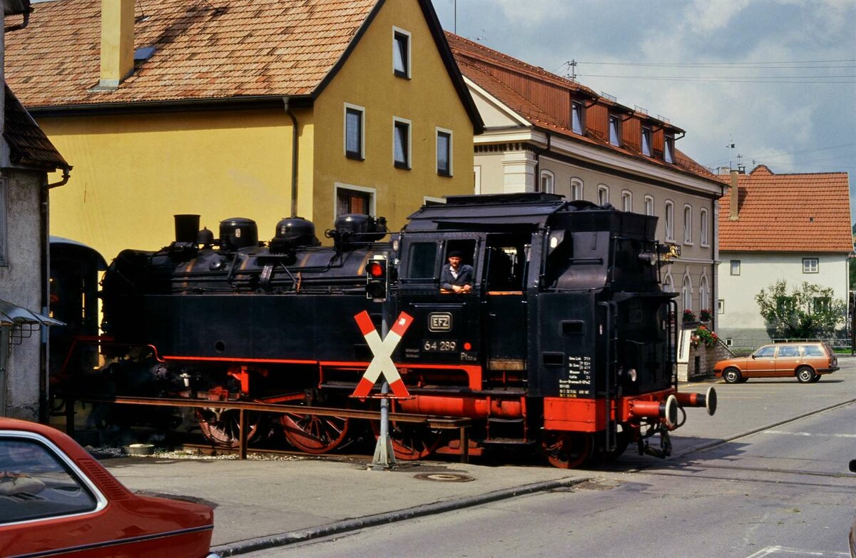 Plandampffahrt auf der Hohenzollerischen Landesbahn (?), EFZ-Dampflok 64 289, Ort leider unbekannt.
Datum: 22.07.1987
