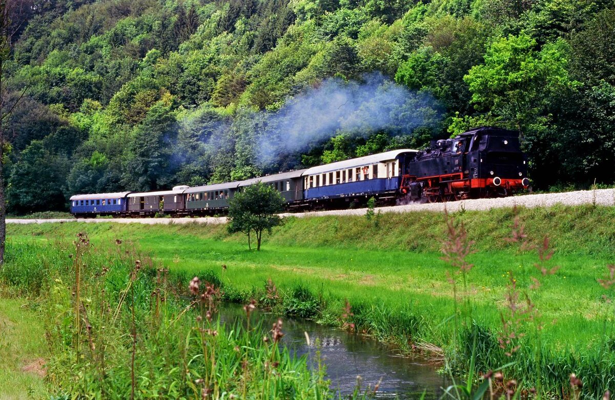 Plandampffahrt auf der Hohenzollerischen Landesbahn mit der früheren Einheitsdampflok der DB 64 289 (EFZ). Ort unbekannt.
Datum: 22.07.1987 