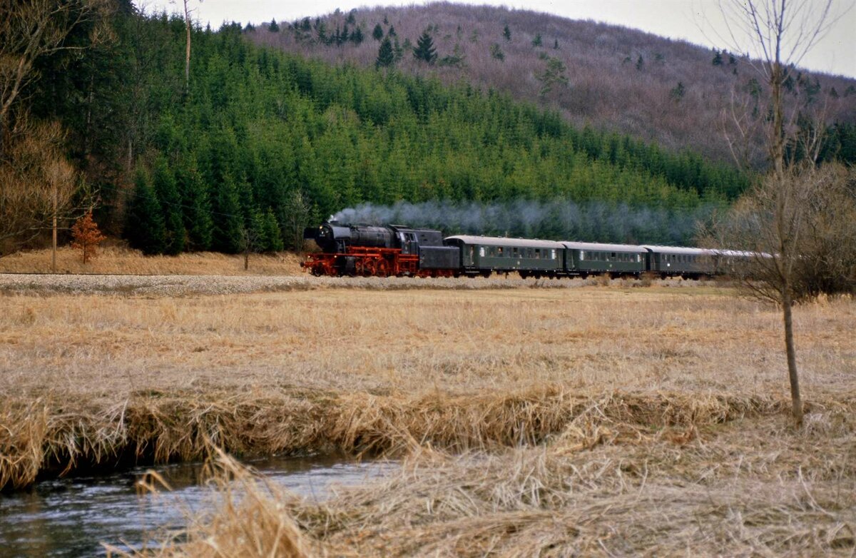 Plandampffahrt auf der Hohenzollerischen Landesbahn mit der früheren DB-Dampflok 64 289 (EFZ).
Datum: 22.07.1987