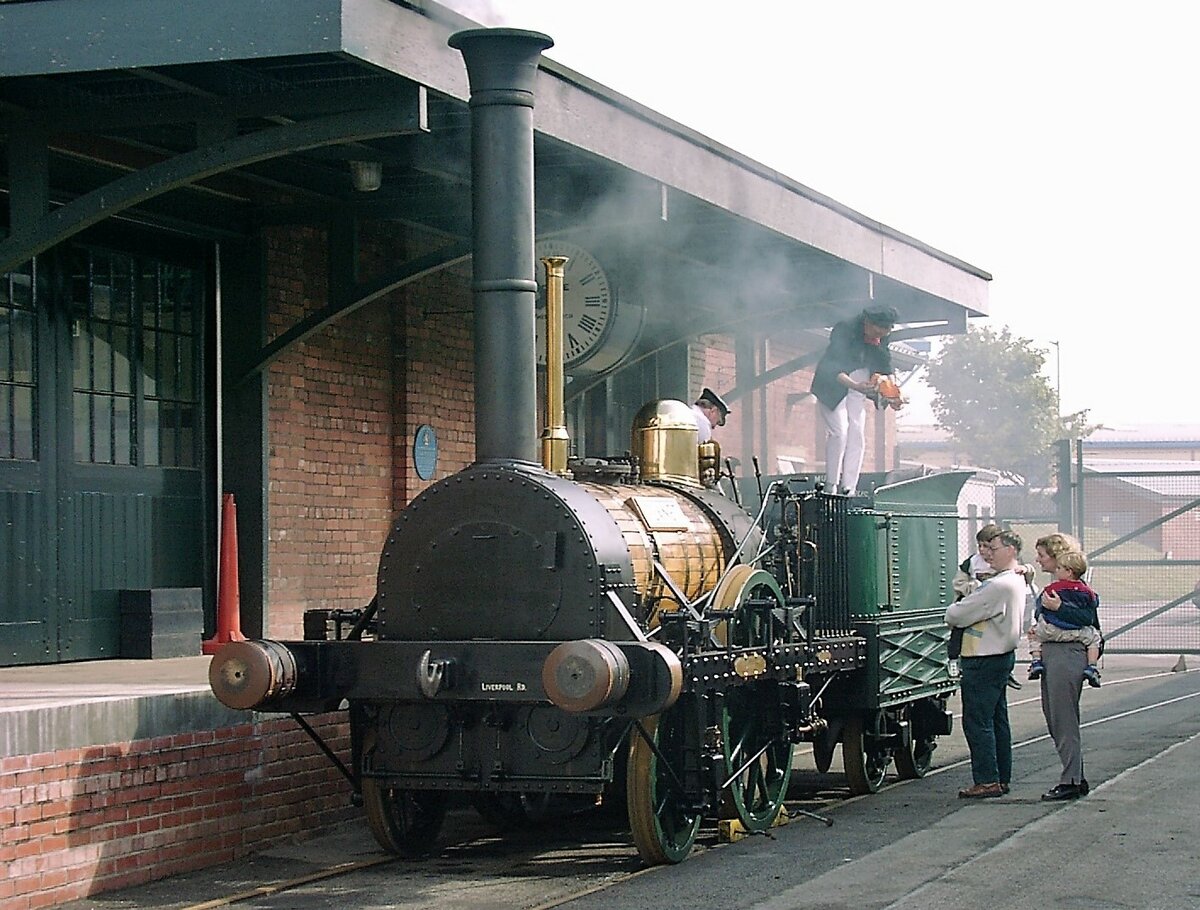 Planet war eine frühe Dampflokomotive, die im Jahr 1830 von George und Robert Stephenson an die Liverpool and Manchester Railway geliefert wurde. Sie gilt als erste Dampflokomotive mit zwei horizontal vor der Treibachse liegenden Zylindern – eine Anordnung, die fortan bei den meisten Dampflokomotiven verwendet wurde und als erste in größerer Zahl hergestellte Dampflokomotive. Ein funktionsfähiger Nachbau der Planet wurde 1992 von den Freunden des Museum of Science and Industry (MOSI) in Manchester fertiggestellt, hier am 27.8.2000 auf dem Freigelände des National Railway Museum in York.