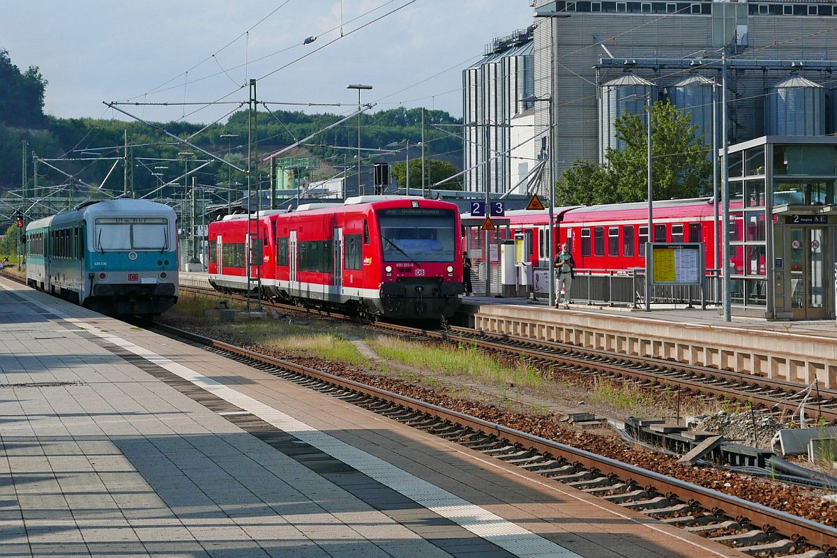 Planmig im Bahnhof von Biberach (Ri) so nicht zu sehen. Da am 23.07.2020 auf Gleis 3 (verdeckt) ein schadhafter Triebwagen der Baureihe 628 stand, wurden 650 201 und ein weiterer 650er, die als RB 22611, Ulm - Sigmaringen, unterwegs waren und einen mehrmintigen Aufenthalt haben, statt auf Gleis 3 auf Gleis 2 geleitet. Da jetzt Gleis 2 belegt war, wurde 628 436 / 628 526, als RB 22664 auf der Fahrt von Biberach Sd nach Ulm, auf Gleis 1 umgeleitet, was zur Folge hatte, dass der RE von Ulm nach Lindau erst versptet auf Gleis 1 in den Bahnhof einfahren konnte.