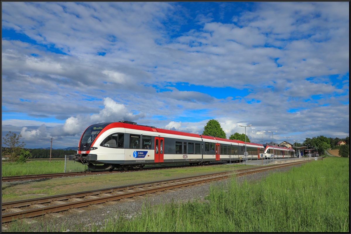 Planmäßig begegnen Züge der Linie S6 im Bahnhof St. Martin im Sulmtal Bergla. 
So auch an diesem Wetter durchzogenen 3.05.2019