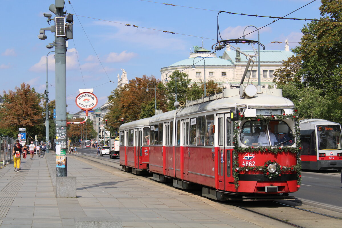 Planmäßig endete der Einsatz der E1/c4 in Wien mit 1.7.2022, aber aufgrund des jährlich standfindenden Tramwaytags fuhr 4862 + 1359 unteranderem auch über die Ring-Straße. Das Gespann erreicht gerade die nur für Einschubfahrten verwendete Haltestelle Parlament. 

3.9.2022, Parlament