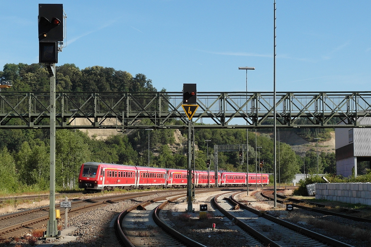 Planmäßig mit zwei Einheiten, ab und zu mit einer Einheit aber eher selten mit drei Triebwagen der Baureihe 611 unterwegs von Ulm nach Basel badischer Bahnhof. IRE 3042 am 07.07.2016 bei der Einfahrt in den Bahnhof von Biberach (Riß).
Aufnahmestandort war das Ende des zwischen den Gleisen 2 und 3 liegenden Bahnsteigs.