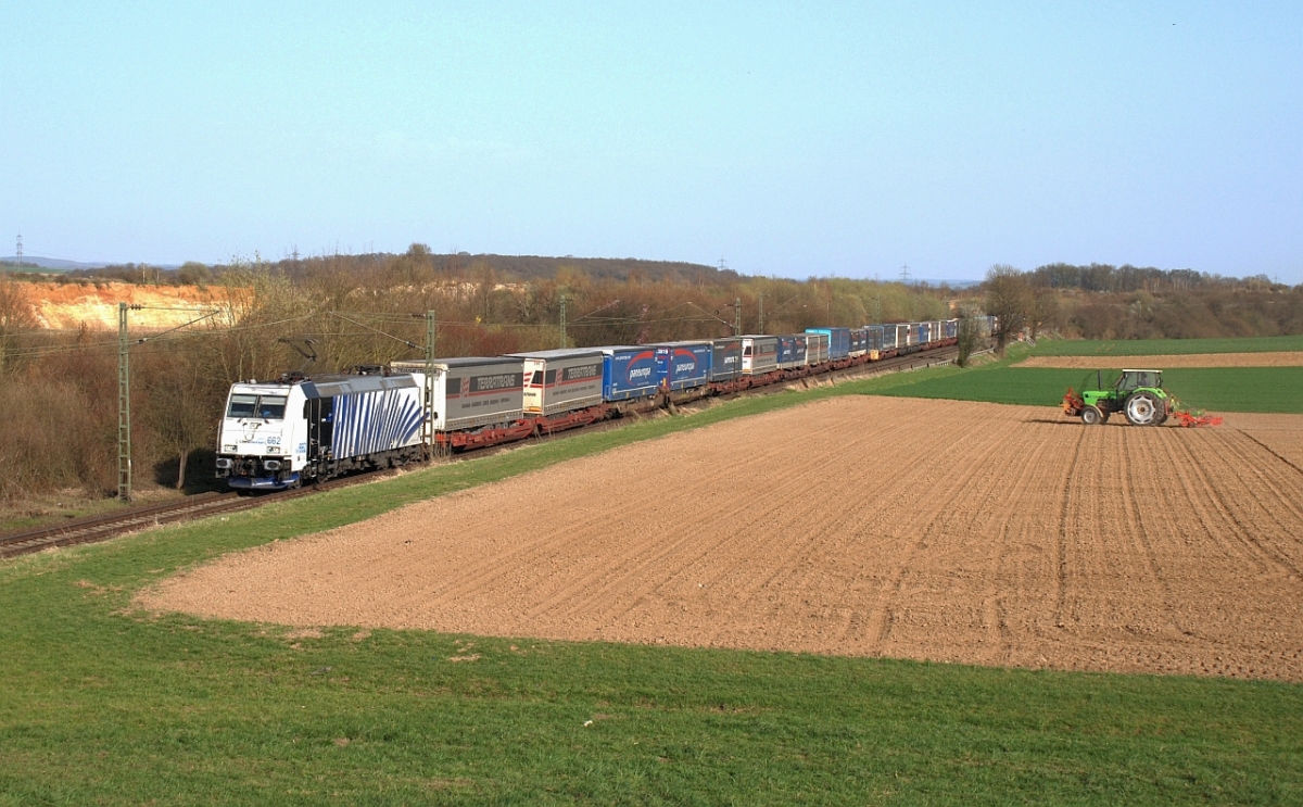 Planmäßig sind Tfz von LOKOMOTION auf der Main-Weser-Bahn nicht anzutreffen. Am 4.8.2018 führte Lokomotion 185 662 jedoch einen umgeleiteten KV-Zug von Verona nach Bremen bei Bad Nauheim - Niedermörlen.