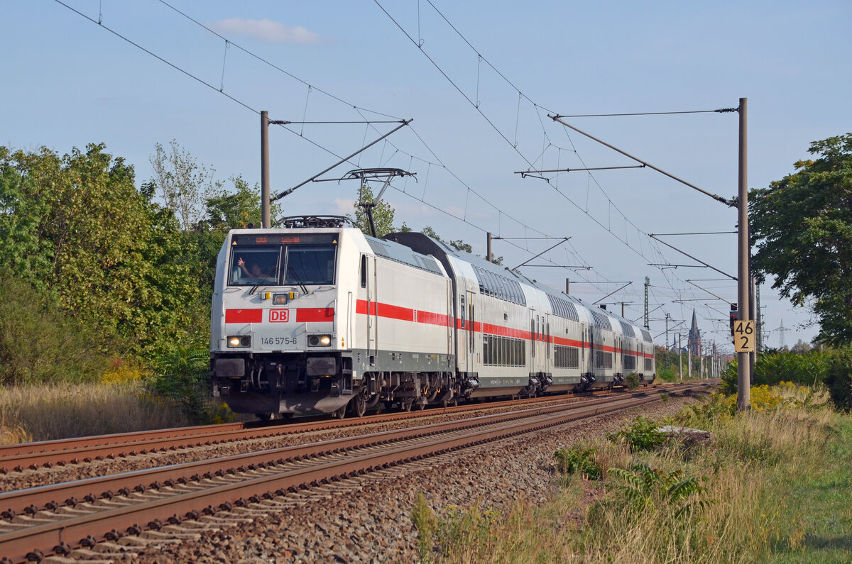 Planmäßig über Dessau war 146 575 mit einem gut gelaunten Lokführer unterwegs, als er am 04.09.22 Greppin mit dem IC 1934 nach Emden passierte. Gruß zurück!