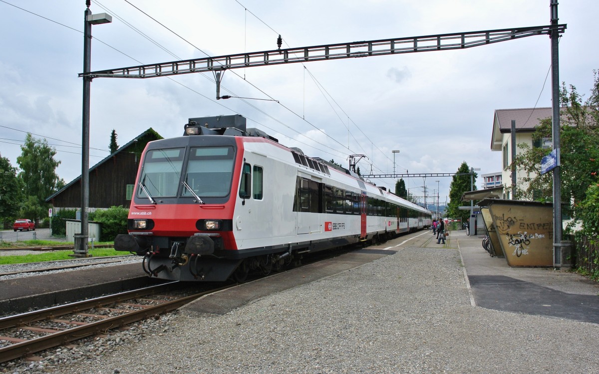 Planmssig verkehren auf dem Striegel (Linie Zofingen-Lenzburg) ausschliesslich RABe 520,  Seetal-GTW . Wegen Bauarbeiten auf der Linie Zofingen-Nebikon und der damit verbundenen Durchbindung der Zge Lenzburg-Zofingen, welche ab Zofingen als S 8 weiter bis Olten verkehren, kommen z. T. Dominos auf dem Striegel zum Einsatz. Im Bild ist der RBDe 560 263-6 als S 28 6945 in Oberentfelden, 11.09.2013.
