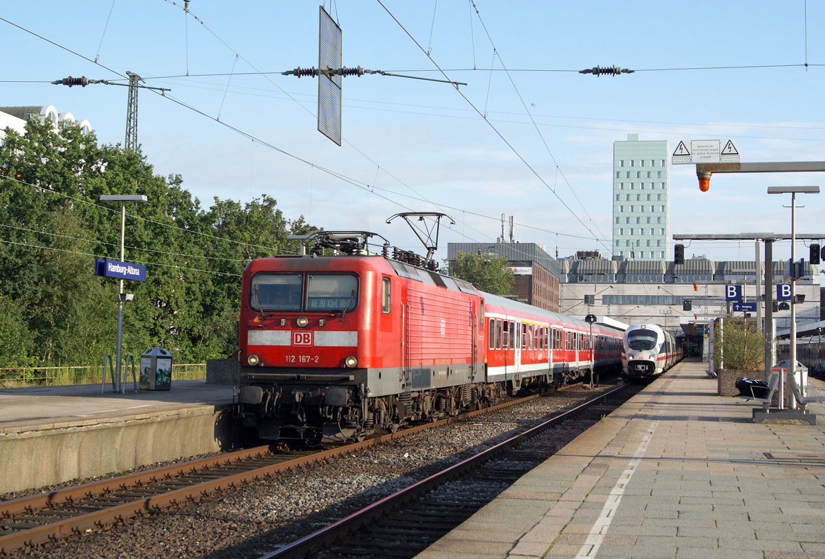 Planmäßig werden die Züge der Linie RE 70 aus Doppelstockwagen und Lokomotiven der Baureihe 112 gebildet und enden im Hamburger Hauptbahnhof. Am 20.07.2015 kamen in einem Umlauf auch n-Wagen zum Einsatz, zudem beganen und endeten die Züge wegen Bauarbeiten am Bahnsteig 6 des Hamburger Hauptbahnhof im Bahnhof Hamburg-Altona.