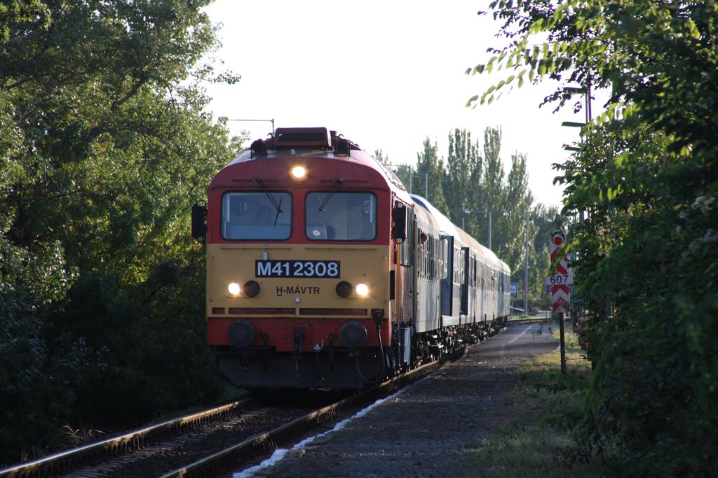 Planmäßiger Halt der M 412308 im Haltepunkt Czopak am Balaton.
Der Zug ist am 7.9.2008 unterwegs nach Budapest.