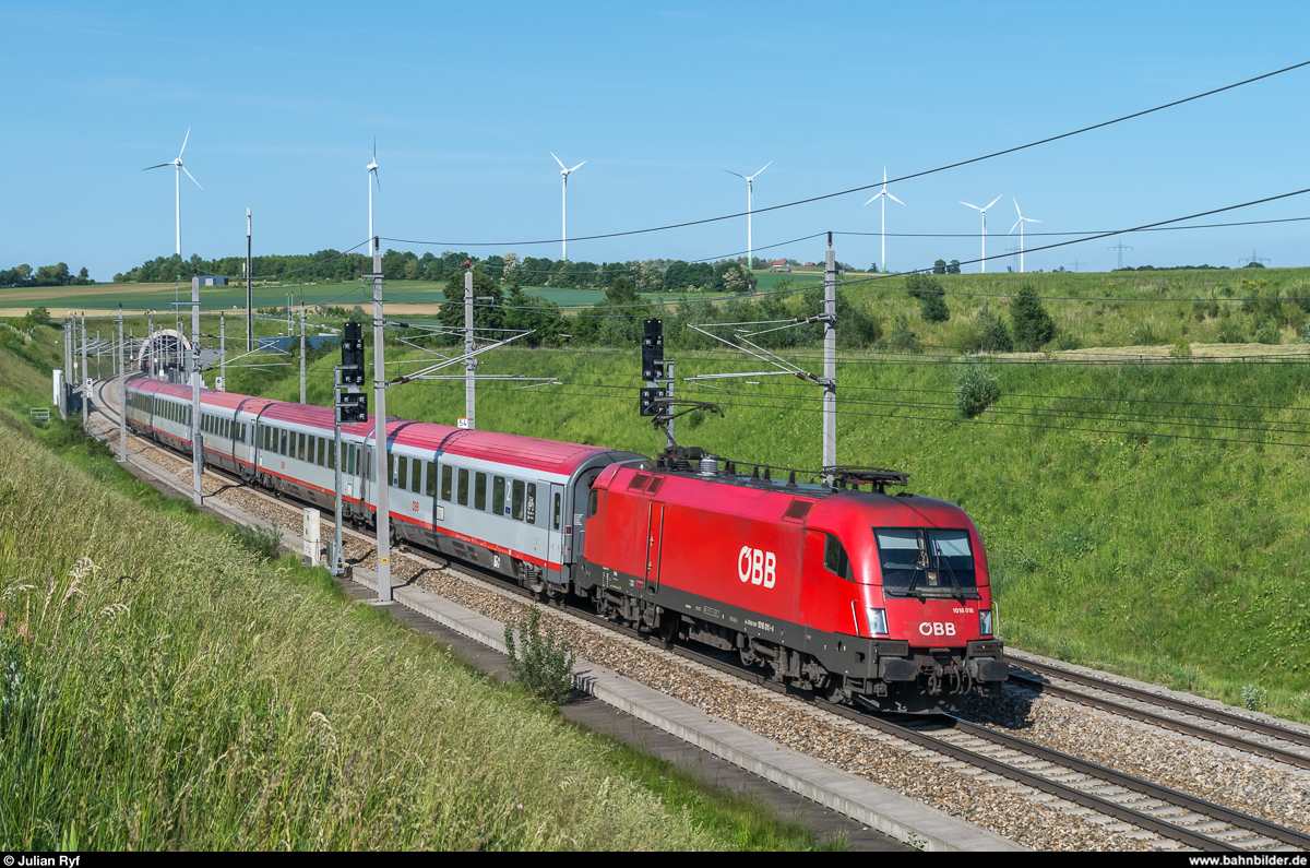 Planverkehr auf der Schnellfahrstrecke der neuen Westbahn am 29. Mai 2017: 1016 018 mit REX bei Pottenbrunn kurz vor St. Pölten.