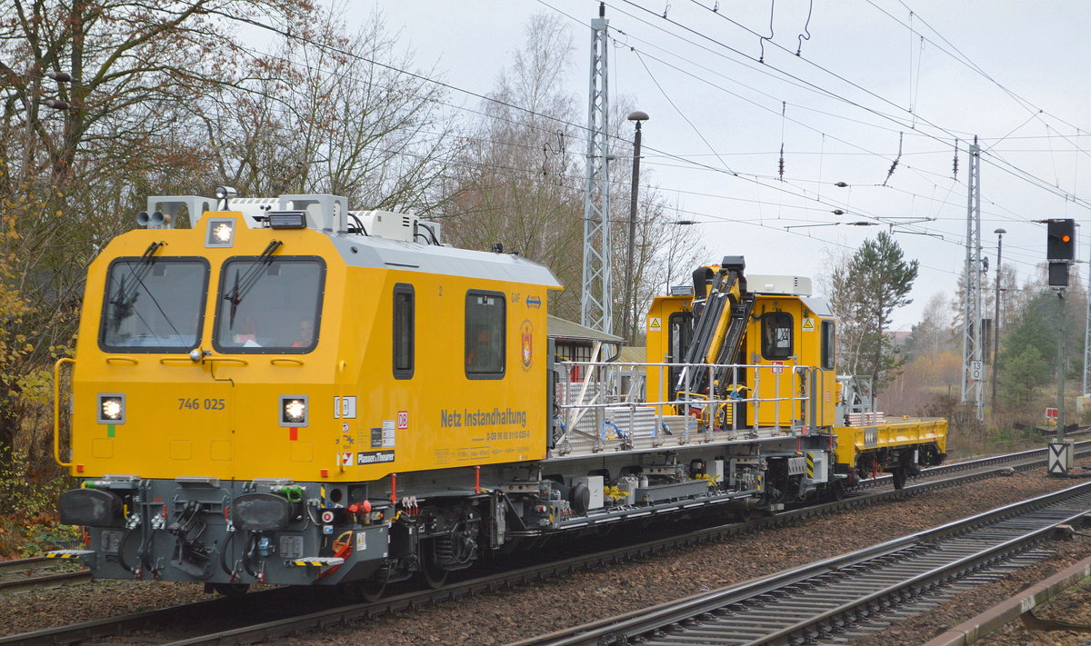 Plasser & Theurer GAF Gleisarbeitsfahrzeug mit Kran der DB Netz Instandhaltung  746 025  Wappen von Frankfurt/Oder (D-DB 99 80 9110 025-0) Richtung Frankfurt/Oder am 27.11.20 Berlin Hirschgarten.