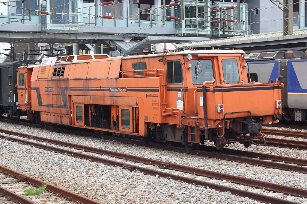 Plasser & Theurer Gleisstopfmaschine Duomatic 09-32 SCM, TRA-Nummer 201, am 02.Juni 2014 in der Miaoli Station.
