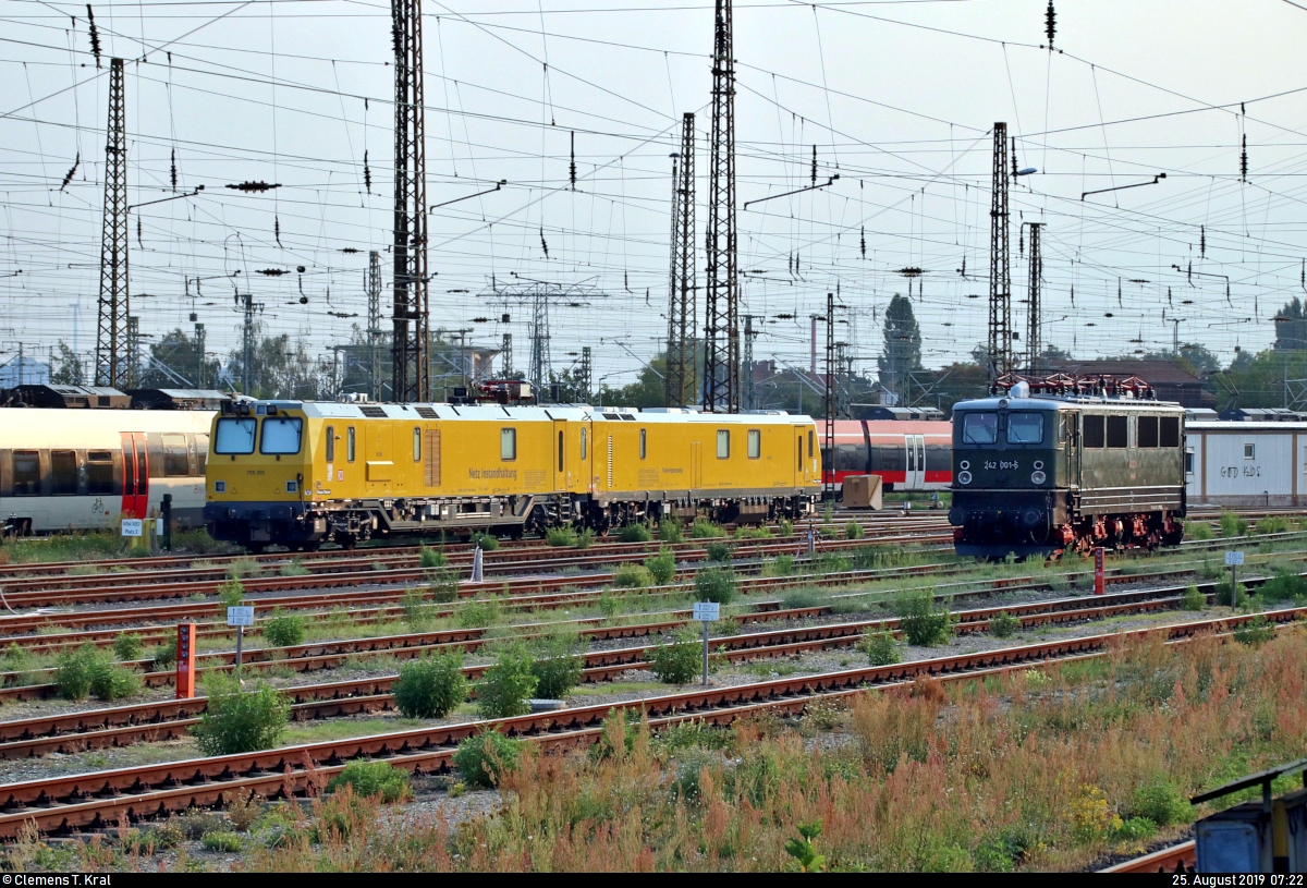 Plasser & Theurer Schienenprüfzug SPZ-ATW 719 301 (99 80 9160 004-4 D-DB)/SPZ-STW 720 301 (99 80 9360 006-7 D-DB) der DB Netz AG ist neben 142 001-7 (242 001-6 | DR E 42) der Eisenbahn-Bau- und Betriebsgesellschaft Pressnitztalbahn mbH (PRESS) im Gleisvorfeld von Leipzig Hbf abgestellt.
Aufgenommen aus RE 27754 (RE6) von Leipzig Hbf nach Chemnitz Küchwald.
[25.8.2019 | 7:22 Uhr]