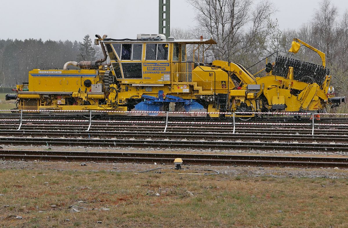 Plasser & Theurer Schotterprofiliermaschine SSP 110 SW eingesetzt von Leonhard Weiss am 01.04.2022 in Aulendorf
