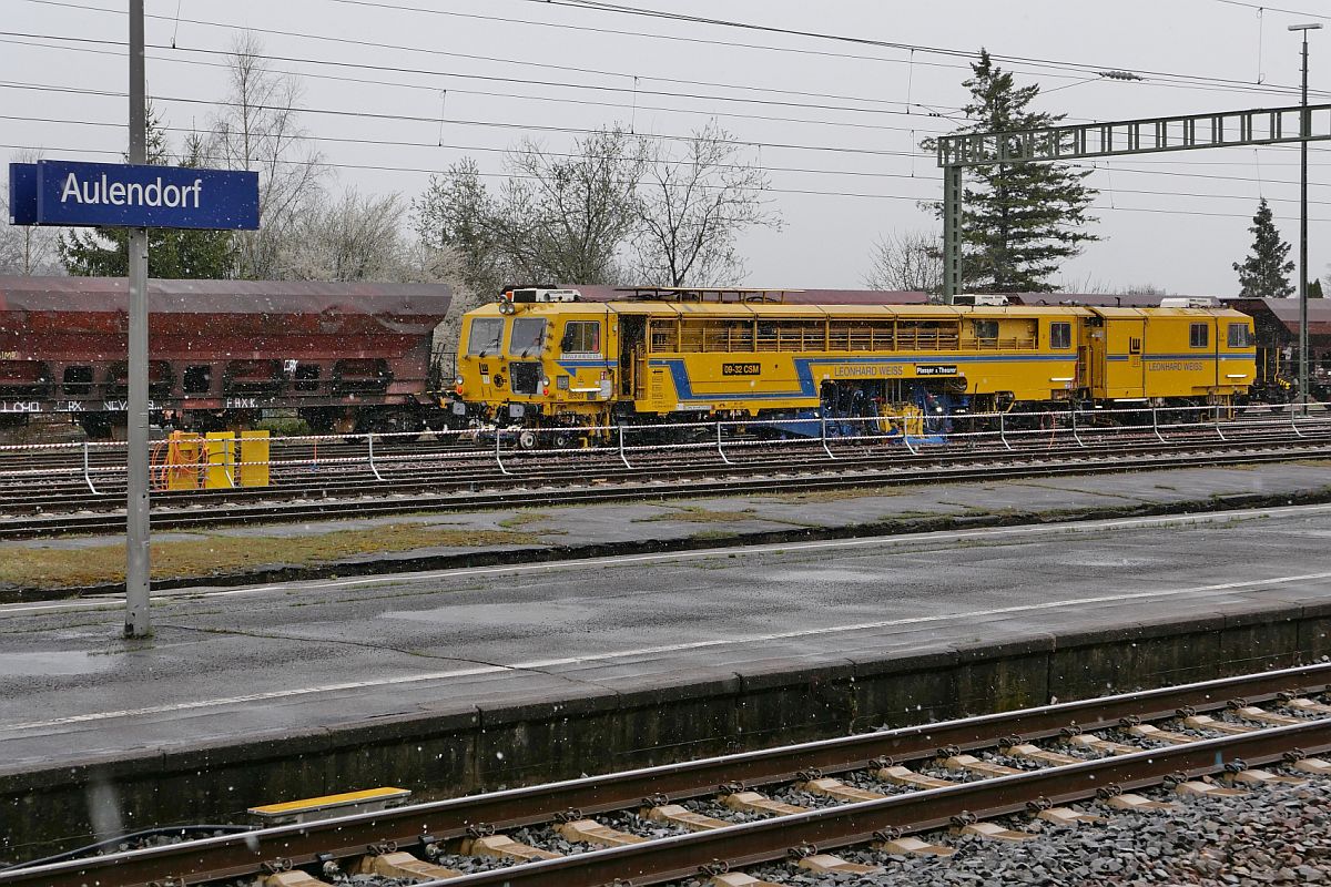 Plasser & Theurer Stopfmaschine 09-32 CSM eingesetzt von Leonhard Weiss am 01.04.2022 bei leichtem Schneefall in Aulendorf