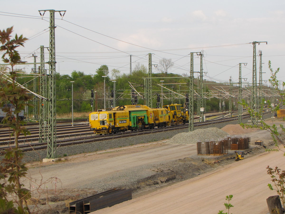 Plasser & Theurer UNIMAT 09-475/4S + SSP 110 der Lasch GmbH Zwickau, am 30.04.2016 auf der Fahrt in Richtung Eisenach, am DB Werk Erfurt.
