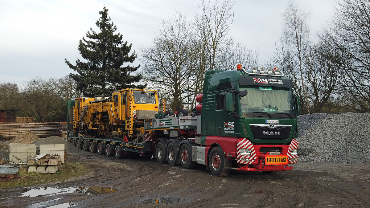 Plasser & Theurer Universal- Stopf- und Richtmaschine (08-75/4ZW)  wird nach Bauarbeiten bei der Rügenschen Bäderbahn per Strasse abtransportiert. - 08.03.2020
