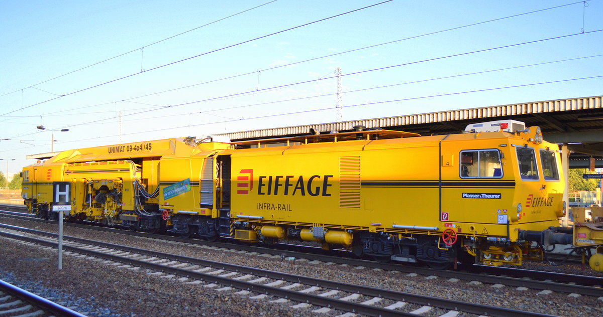 Plasser & Theurer Universalstopfmaschine Unimat 09-4×4/4S für Gleise und Weichen der Fa, EIFFAGE INFRA-RAIL mit der Nr. D-ERD 99 80 9121 010-9 mit einer Schnellschotterplaniermaschine vom Typ SSP 110 SW am Haken am 27.09.18 Bf. Flughafen Berlin-Schönefeld.