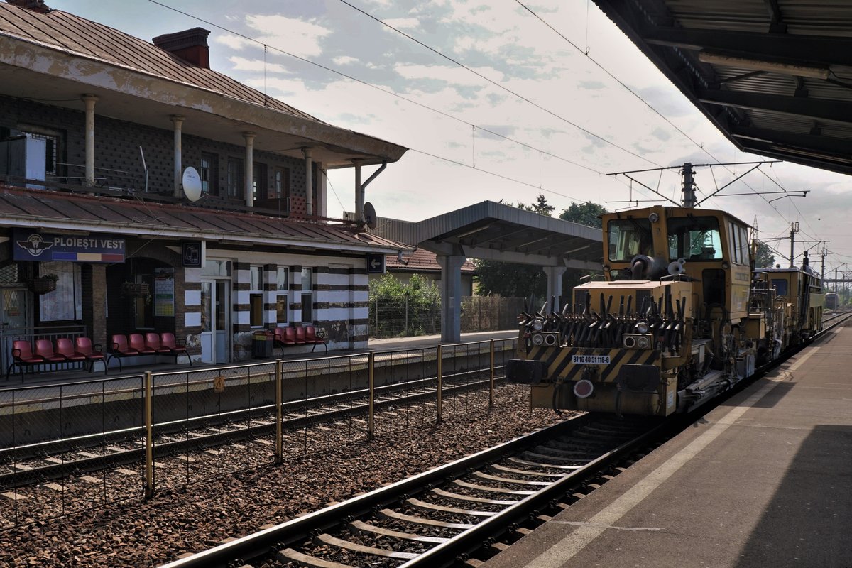 Plasser und Theurer Universalstopfmaschine und Gleiskehrmaschine RO 050 118 Fa. Wiebe Romania im Bahnhof Ploiesti- West.
Aufnahme vom 16.05.2018