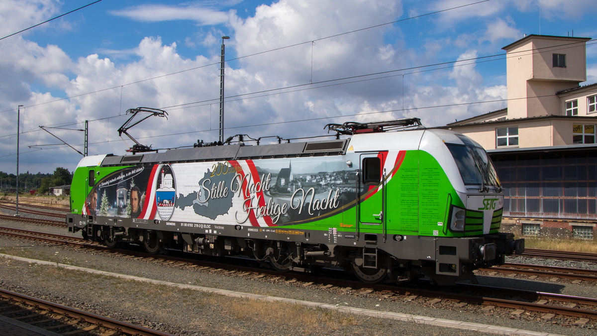 Plauen oberer Bahnhof am 12. Juli 2018. Die SETG-Lok  Stille Nacht  (193 219-3) sonnt sich vor der alten Post. 