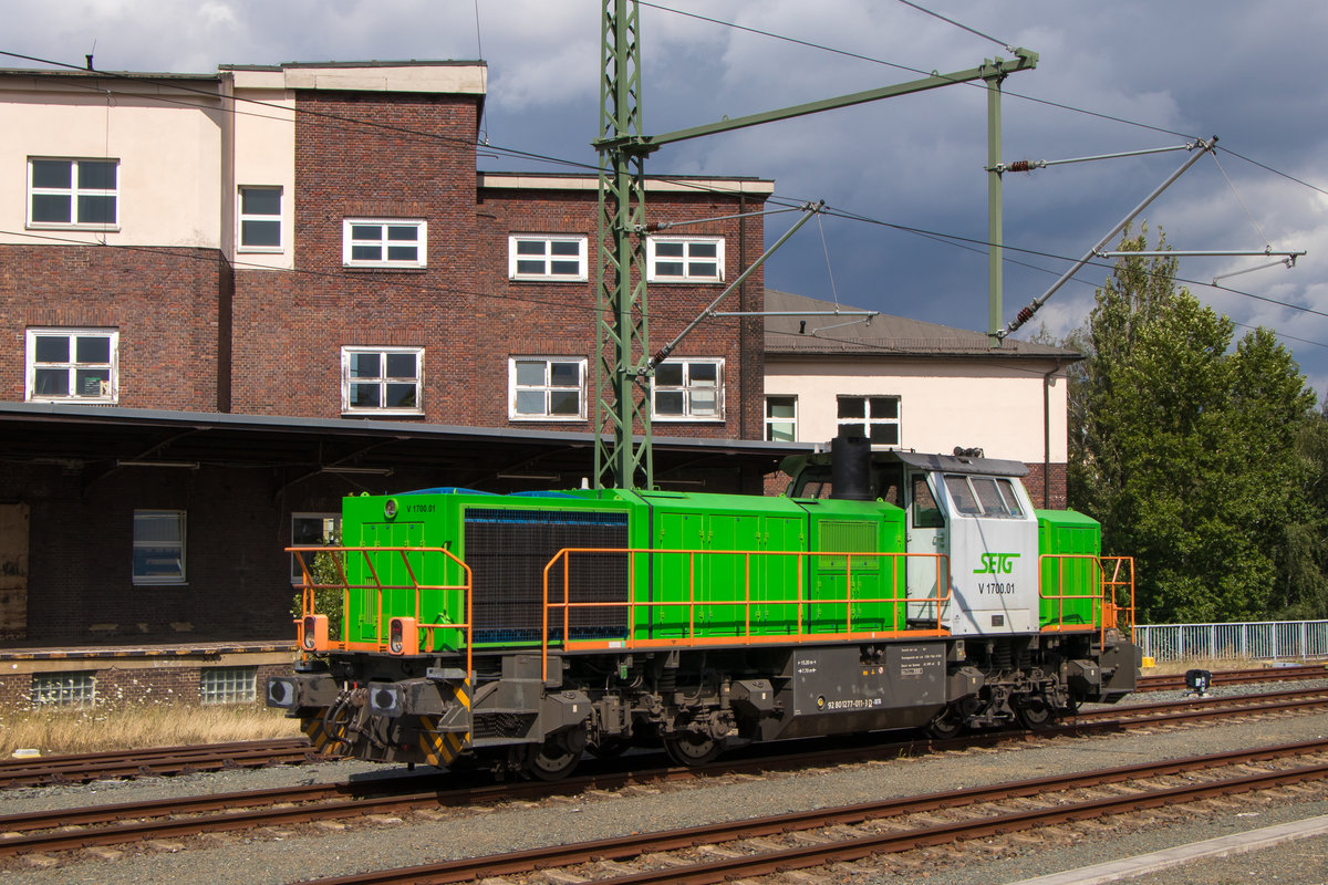 Plauen oberer Bahnhof am 12. Juli 2018. Die SETG-Lok 277 011-3 sonnt sich vor der alten Post. 