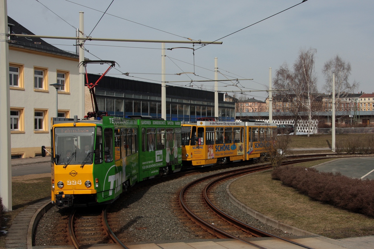 Plauen - PSB - Die Wendeschleife am ob. Bf durchfährt am 26.03.2013 Tw 224 (ČKD Praha Smichov, Bauj. 1987) als Fahrschule, im Schlepp hat er Tw 214 (ČKD, Bauj. 1983) 