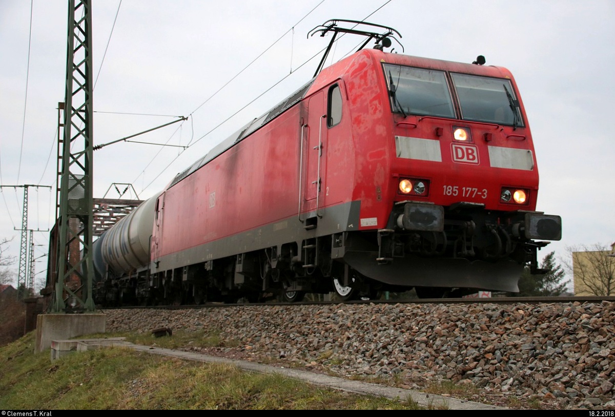 Plötzlich ein Güterzug...
185 177-3 DB als Kesselzug fährt auf der Strecke 6354 neben dem Hp Halle Rosengarten Richtung Angersdorf. Beinahe hätte ich den Zug nicht mehr erwischt, weil ich auf Standortsuche war und mir für solch einen Fall bereits einen besseren Punkt aussuchte. [18.2.2018 | 16:13 Uhr]