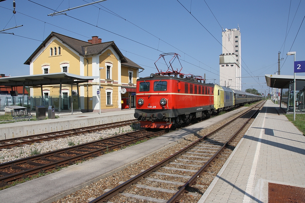 PLOK 1141.24 fährt am 24.Juni 2017 mit dem SR 14710 (Wien FJB - Spitz a/d Donau) durch den Bahnhof Kirchberg am Wagram.