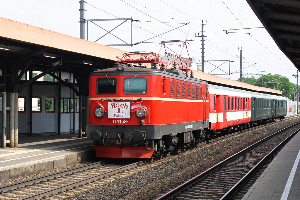 PLOK 1141.24 fährt am 28.Juni 2015 mit dem EZ 14391 durch die Hst. Atzgersdorf.